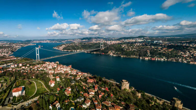  چگونه در استانبول ملک بخریم؟ استانبول یکی از بهترین شهرها برای سرمایه گذاری خواه به قصد خرید خانه برای تعطیلات، شهروندی یا و اجاره دادن می باشد. اگر علاقه مند به سرمایه گذاری یا خرید ملک در استانبول هستید و به این فکر می کنید که در کجا سرمایه گذاری ، می توانید پاسخ سوالات خود را در این مقاله بیابید.